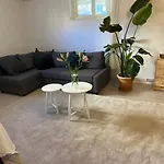 Spacious & Affordable City Stay, 8 Sleeps With Garden!