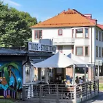 Spacious & Affordable City Stay, 8 Sleeps With Garden!
